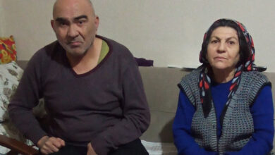 Görselde, bir koltukta oturan Ahmet Tosun ve yanında eşi yer alıyor.