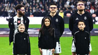Görselde, Beşiktaşlı futbolcular ve çocuklar, sahada toplu halde duruyor. Futbolcular, farkındalık yaratmak amacıyla mor çerçeveli gözlükler takmış. Arkada dolu tribünler gözüküyor. Bu kare, Beşiktaşlı futbolcuların Türk Epilepsi ile Savaş Derneği tarafından düzenlenen "Epilepsi İçin Bak" farkındalık kampanyasına destek vermek için Trabzonspor maçına mor gözlüklerle çıktıkları anı gösteriyor.