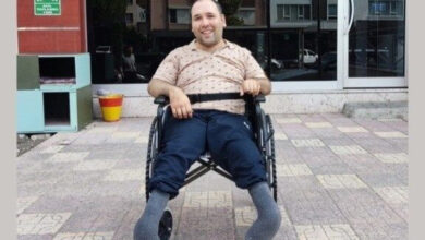 Görselde, tekerlekli sandalye kullanan engelli birey Cemal Yıldız yer alıyor.