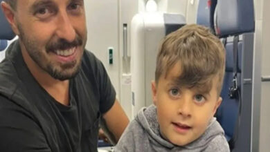 Görselde, uçak içi gibi görünen bir ortamda bir yetişkin ve küçük bir çocuk yer alıyor. Yetişkin adam siyah tişört giyerken, çocuk gri kapüşonlu bir üst giymiş. Çocuk, doğuştan ileri derece görme engelli olup Londra’daki Moorfields Göz Hastanesi'nde deneysel bir gen tedavisi gören dört çocuktan biri.