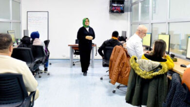 Bu fotoğrafta, Malatya Büyükşehir Belediyesine bağlı Kernek Vahap Küçük Külliyesi Engelliler Koordinasyon Merkezi’nde düzenlenen bir eğitim programı görülüyor. Bir eğitmen sınıfın önünde dururken, katılımcılar bilgisayar başında ders alıyor gibi görünüyor.