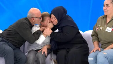 Fotoğrafta, duygusal anlar yaşayan bir grup insan görülüyor. Ortada oturan ve tekerlekli sandalyede olduğu anlaşılan kadın, gözyaşları içinde iki kişinin sarılmasıyla duygusal bir an yaşıyor. Soldaki yaşlı adam kadının yanağını öperken, sağdaki başörtülü kadın da ona sarılıyor. Yan tarafta, "Mine" isim etiketi taşıyan başka bir kadın ise gülümseyerek sahneyi izliyor. Arka plan mavi renkte ve televizyon stüdyosunu andıran bir ortamda geçiyor.