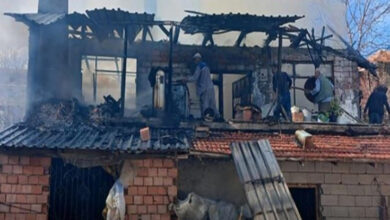 Bu fotoğraf, Burdur'un Ağlasun ilçesi Yeşilbaşköy köyünde meydana gelen bir yangının ardından çekilmiş. Yangında, engelli çocuğuyla birlikte yaşayan bir kadının evi tamamen kullanılamaz hale gelmiş. Görüntüde, evin büyük ölçüde tahrip olduğu ve çevredeki kişilerin enkaz kaldırma çalışmaları yaptığı görülüyor.