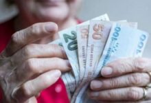 Bu fotoğrafta, yaşlı bir kişinin elinde çeşitli Türk lirası banknotları (20, 50 ve 100 TL) tuttuğu görülüyor. Görüntü, engelli çocuğu olan annelerin emeklilik yaşının öne çekileceğine dair bir haberi temsil ediyor.