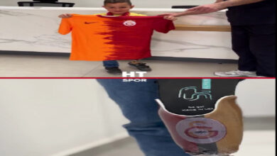 Görsel iki kısımdan oluşuyor: Üst kısımda, genç bir çocuk Galatasaray forması tutuyor. Bir sağlık merkezinde olduğu anlaşılan bu sahnede, bir sağlık çalışanı çocuğa destek oluyor. Alt kısımda ise bir protez bacak görülüyor. Protezin yüzeyinde Galatasaray’ın amblemi yer alıyor.