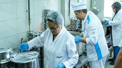 Yemek kazanları önünde bulunan şefler.