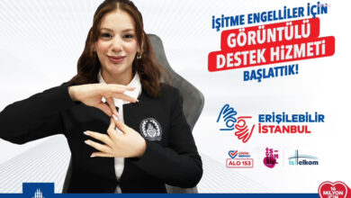 Görselde, İstanbul Büyükşehir Belediyesi'nin "Erişilebilir İstanbul" projesi kapsamında işitme engelliler için başlattığı görüntülü destek hizmeti tanıtılıyor. Ön planda resmi kıyafet giymiş bir kadın, işaret diliyle iletişim kuruyor. Arka planda ise belediyenin ve projeye destek veren kurumların logoları yer alıyor. Görsel, erişilebilirlik ve kapsayıcılık vurgusuyla hazırlanmış.