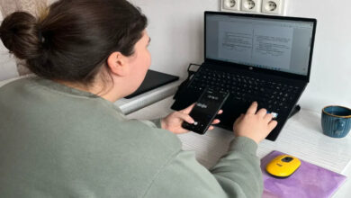 Kız öğrenci laptop ekranında okuduğu soruyu, akıllı telefona sesli kaydediyor.