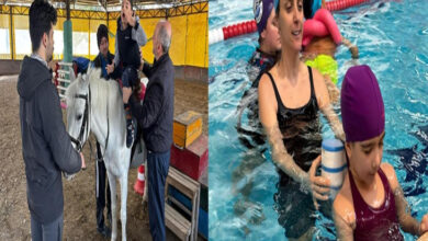 Görsel iki farklı etkinliği gösteren iki kareden oluşuyor. Sol taraftaki karede, kapalı bir manej alanında beyaz bir ata binmiş bir çocuk bulunuyor. Çocuğa yardımcı olan birkaç yetişkin ve atın dizginlerini tutan bir kişi var. Sağ taraftaki karede ise bir kapalı yüzme havuzunda, özel eğitmenler eşliğinde yüzme eğitimi alan çocuklar görülüyor. Çocuklar bone ve mayo giymiş, eğitmenler onlara destek oluyor.