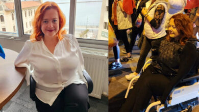 Görsel, iki farklı ortamda çekilmiş iki fotoğrafı bir araya getirmektedir. Sol tarafta, kırmızı saçlı bir kadın, beyaz bir bluz ve siyah pantolon giymiş halde ofis ortamında bir sandalyeye oturmuş, gülümseyerek kameraya bakmaktadır. Arka planda deniz manzarası ve bazı binalar görünmektedir. Sağ tarafta ise aynı kadın, gece vakti bir etkinlikte tekerlekli sandalyeyle ilerlemektedir. Etrafında Türk bayrakları taşıyan insanlar bulunmaktadır.