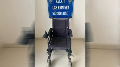 Çalınan akülü tekerlekli sandalye Kelkit İlçe Emniyet Müdürlüğü tabelası önünde bulunuyor.