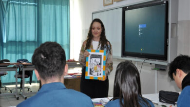 Öğretmen Sabiha İpek Yetkin, öğrencilere elinde tuttuğu katalog görselini tutuyor.