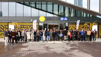 Ankara Söğütözü Müşteri Hizmetleri Merkezi’ndin önünde sivil toplum kuruluşları, özel sektör temsilcileri ve görme engelli katılımcılar bulunuyor.