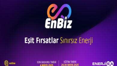 Mor-lacivert zeminde "EnBiz" logosu ve "Eşit Fırsatlar Sınırsız Enerji" sloganı. Sol altta sarı "online" ikonu. Ortada son başvuru (4 Mayıs 2025) ve eğitim (26-30 Mayıs 2025) tarihleri. Sağ altta "ENERJİSA" logosu. EnBiz programı tanıtımı.