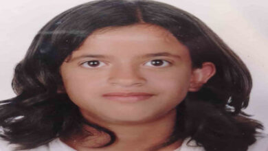 Fotoğrafta, orta uzunlukta siyah saçlı, genç bir kız yer almakta. Beyaz bir arka plan önünde duruyor. Yüzünde hafif bir tebessüm var ve doğrudan kameraya bakıyor. Üzerinde beyaz bir kıyafet bulunuyor. Görsel, bir kimlik ya da vesikalık fotoğraf formatında çekilmiş gibi görünüyor.