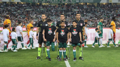 Filistin'e destek için Gazzeli bacakları ampute edilen iki çocuk ve ortada bulunan arkadaşları hakemlerin önünde seremonide bulunuyor.