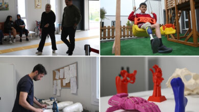 Görselde dört farklı kare yer almakta. Üst sol karede, bir kadın ve bir adam kapalı bir alanda yürürken görülüyor. Arka planda tekerlekli sandalyede oturan kişiler bulunuyor. Üst sağ karede, protez bacak kullanan bir çocuk açık hava oyun alanında salıncakta gülümseyerek sallanıyor. Alt sol karede, bir sağlık görevlisi veya teknisyen, protez yapımında kullanılan malzemelerle bir çalışma yapıyor. Alt sağ karede, 3D yazıcı ile üretilmiş renkli protez el, ayak ve organ modelleri sergileniyor.