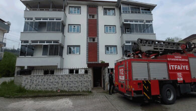 İtfaiye aracı yangın çıkan apartmanın önünde bulunuyor.