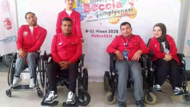 Bu fotoğraf, 6-11 Nisan 2025 tarihleri arasında GebzeSEM'de düzenlenen **Türkiye Boccia Şampiyonası**'ndan bir kareyi yansıtıyor. Şanlıurfa Büyükşehir Belediyesi Engelliler Koordinasyon ve Yaşam Merkezi sporcuları, başarılarıyla dikkat çekmiş görünüyor. Sporcular, kırmızı formalarıyla takım ruhunu temsil ederken, engelleri aşarak hem fiziksel hem de zihinsel dayanıklılıklarını ortaya koyuyorlar.