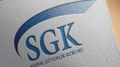 Fotoğrafta, Türkiye'deki Sosyal Güvenlik Kurumu (SGK)'nun logosu yer alıyor. Logo, büyük harflerle yazılmış "SGK" kısaltması ve altındaki "Sosyal Güvenlik Kurumu" yazısından oluşuyor. Üst kısmında ise mavi tonlarında kavisli bir şekil bulunuyor. Görsel, genellikle resmi belgelerde, duyurularda veya kurumsal materyallerde kullanılan bir SGK tanıtım görselidir. Bu kurum, özellikle emeklilik, sağlık güvencesi ve sigorta işlemlerini yürüten ana kamu kuruluşudur.