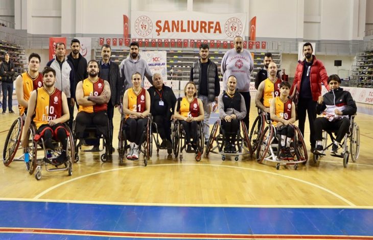 Galatasaray Fuzul Tekerlekli Sandalye Basketbol Takımı ve teknik heyet sahada bulunuyor.