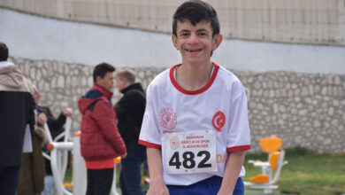 Özel atlet Osman Nuri, 482 numaralı formasıyla poz veriyor.