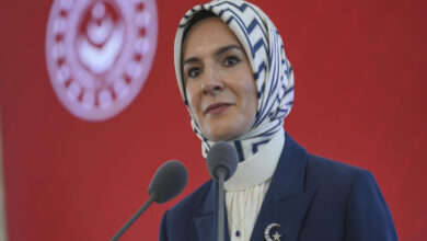 Aile ve Sosyal Hizmetler Bakanı Mahinur Özdemir Göktaş, mikrofona konuşma yapıyor.