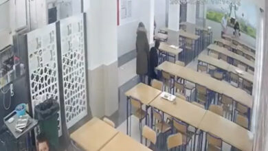 Öğretmeni tarafından sandalyeden düşürülen down sendromlu öğrenci Emircan'ın kamera görüntüsü.