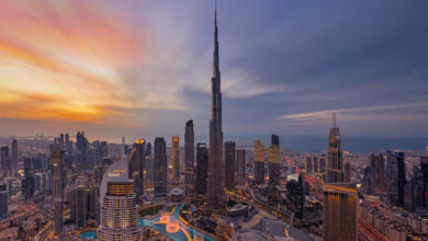 Burj Khalifa gökdeleni ve çevresinde bulunan konutların kuş bakışı görüntüsü.