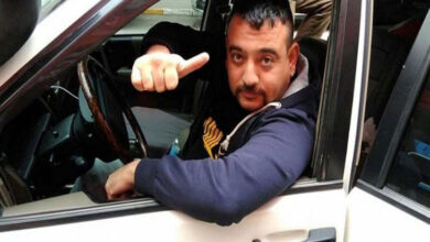 Sürücü Onur Yavaş’ın direksiyon başında başarı işareti yaptığı fotoğrafı.