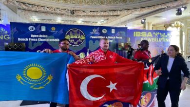 Fotoğrafta sporcuların aldıkları dereceye göre çıktıkları kürsüde kendi ülkelerinin bayraklarını açtıkları görülmektedir. 1. olan kişi ise Türk bayrağı açarak sevincini paylaştı.