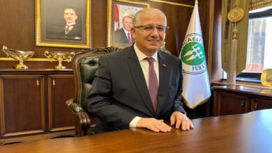 Kocaeli Üniversitesi Rektörü Prof. Dr. Nuh Zafer Cantürk, makamında oturuyor.