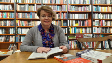 Kedi Otizm Derneği Yönetim Kurulu Başkanı Serap Dikmen Ahmetoğlu, fotoğrafta yer alıyor.