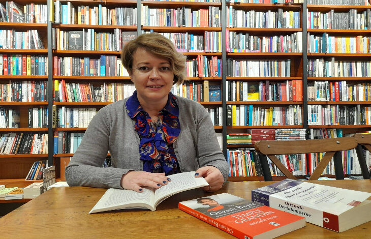 Kedi Otizm Derneği Yönetim Kurulu Başkanı Serap Dikmen Ahmetoğlu, fotoğrafta yer alıyor.