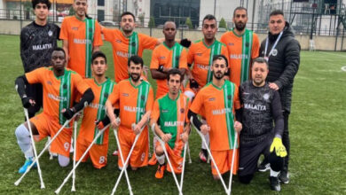 Malatya Büyükşehir Belediyespor Ampute Futbol Takımı oyuncuları sahada.