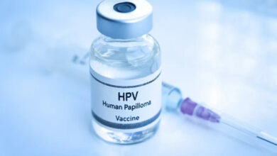 HPV aşı tüpü ve şırıngalı iğne.