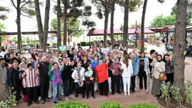 Muratpaşa Belediye Başkanı Ümit Uysal, Engelsiz Kafe personelleri ve aileler bir arada poz veriyor.