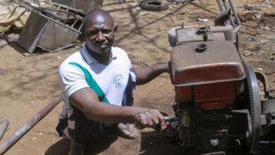 Bacakları ampute edilen engelli usta yerde motorlu araç üretiyor.