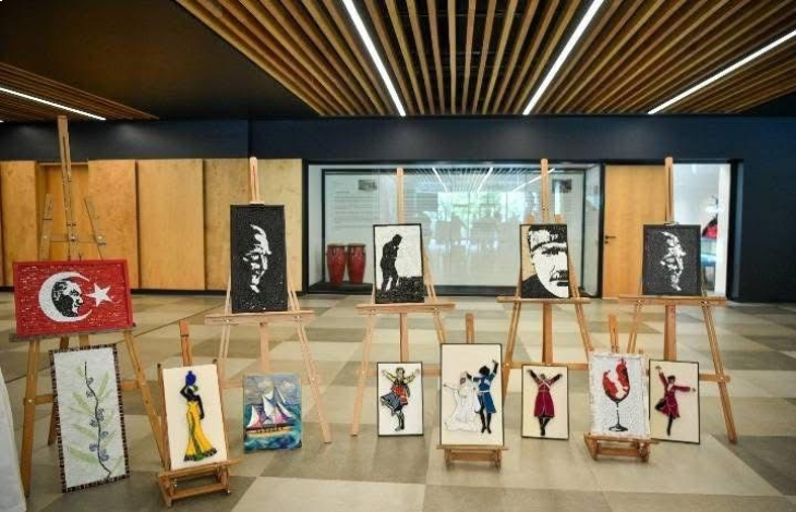 Ayaklı standlar da bulunan tablo eserleri.