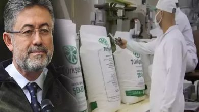 Fotoğrafın sol tarafında Tarım ve Orman Bakanı İbrahim Yumaklı ve sağ tarafında ise bir şeker fabrikasında çalışan işçiler şeker çuvalını tutarken görülüyorlar.