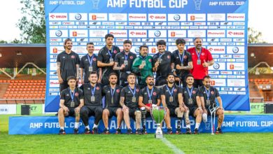 Ampute Futbol Milli Takımımız, turnuva kupasııyla poz veriyor.