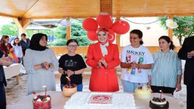 Bakan Göktaş, doğum günü haziran ayı olan özel bireylerle doğum günü pastaları önünde poz veriyor.