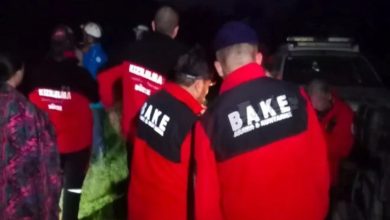 Görselde gece vakti çekilmiş bir arama-kurtarma çalışması görülüyor. Kırmızı ve siyah üniformalı, sırtlarında "B.A.K.E" (Bolu Arama Kurtarma Ekibi) yazılı kişiler karanlık bir alanda toplanmış durumda. Ayrıca bazı üniformalarda “KIZILAY” ifadesi de yer alıyor. Ekipler el feneriyle ya da araç farlarının yardımıyla ilerliyor gibi görünüyor. Arka planda karanlık ormanlık bir alan ve bir araç dikkat çekiyor.