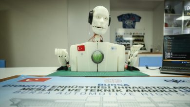 Beyaz renkli işaret dili bilen insansı robot.