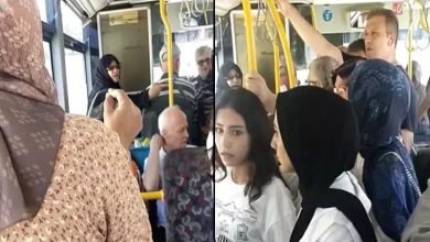 Görselde, Bursa’da bir özel halk otobüsü içinde yaşanan bir kalabalık ve gerginlik anı görülüyor. Otobüsün içi oldukça dolu; ayakta duran ve oturan çok sayıda yolcu var. Sol karede, başörtülü bir kadının önde olduğu, arka planda ise bir kadının işaret ederek bir şey söylediği an yakalanmış. Sağ karede ise genç kadınlar ve diğer yolcuların yüzlerinde tedirgin ya da tepkili ifadeler var.