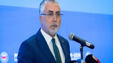 Görselde, Çalışma ve Sosyal Güvenlik Bakanı Vedat Işıkhan bir kürsüde konuşma yaparken görülüyor. Arka planda “Memur-Sen” logoları yer alıyor, önünde ise TRT Haber ve diğer basın kuruluşlarına ait mikrofonlar dikkat çekiyor. Işıkhan, “Memur-Sen Engelliler Komisyonu Türkiye Buluşması”nda konuşma yapıyor.