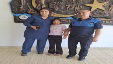 Fotoğrafta, down sendromlu bir çocuk ile annesi birbirine sarılmış, yanlarında ise bir zabıta memuru yer alıyor.