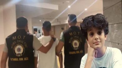 Görselde iki farklı sahne birleştirilmiş gibi duruyor. Arka planda, “M.O.T. Mobil Okul Timi” yazılı yelek giyen iki polis memuru, bir kişiyi kolundan tutarak bir binanın koridorunda götürüyor. Ön planda ise bir çocuk (muhtemelen Mattia Ahmet Minguzzi) yer alıyor; beyaz bir tişört giymiş, yüzünde ciddi ve düşünceli bir ifade var. Çocuğun görüntüsü dijital olarak eklenmiş gibi duruyor.