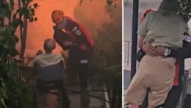 Görsel iki kareden oluşuyor. Sol karede, tekerlekli sandalyede oturan yaşlı bir engelli birey var. Arka planda yoğun duman ve yangın ışığı görülüyor. Bir arama kurtarma görevlisi (kasklı ve "İHH" yazılı kıyafetli) engelli bireye yardım ediyor. Sağ karede ise aynı görevli, engelli kişiyi kucağında taşıyarak güvenli alana götürüyor.