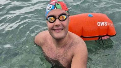 Fotoğrafta, suyun içerisinde yüzen otizmli birey Tuna Tunca yer almaktadır.